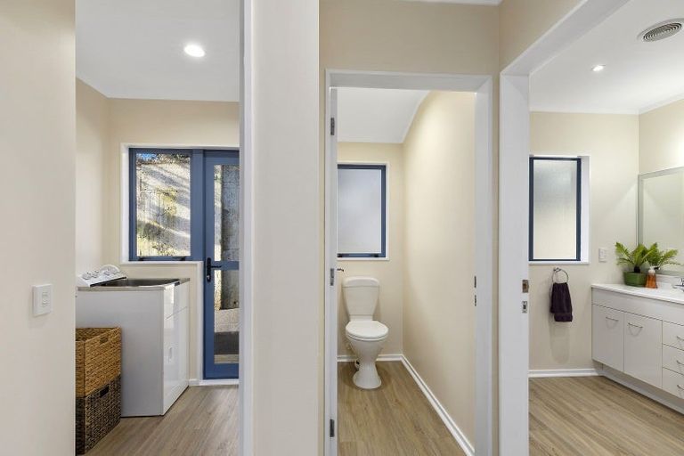 Photo of property in 49a Lyndfield Lane, Newlands, Wellington, 6037