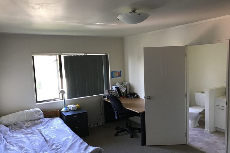 Photo of property in 6a Sunward Rise, Glenfield, Auckland, 0629