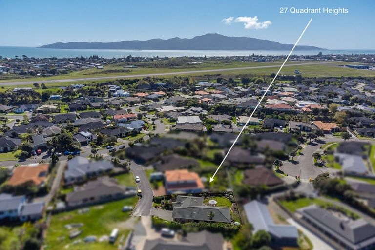 Photo of property in 27 Quadrant Heights, Paraparaumu, 5032