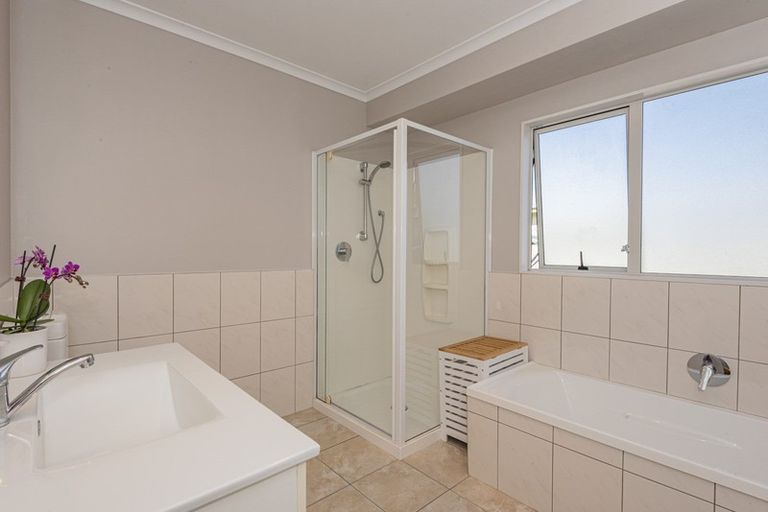 Photo of property in 16 Resolution Place, One Tree Point, 0118