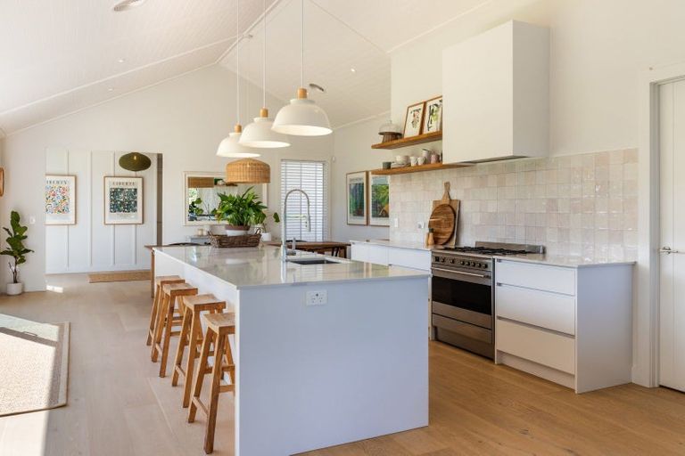 Photo of property in 5 Lens Way, Acacia Bay, Taupo, 3385