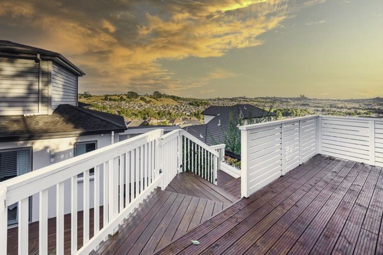 Photo of property in 28 Leburn Crescent, Flat Bush, Auckland, 2016