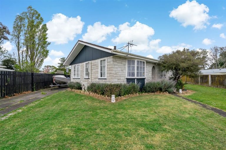 Photo of property in 14 Joanne Place, Rosehill, Papakura, 2113