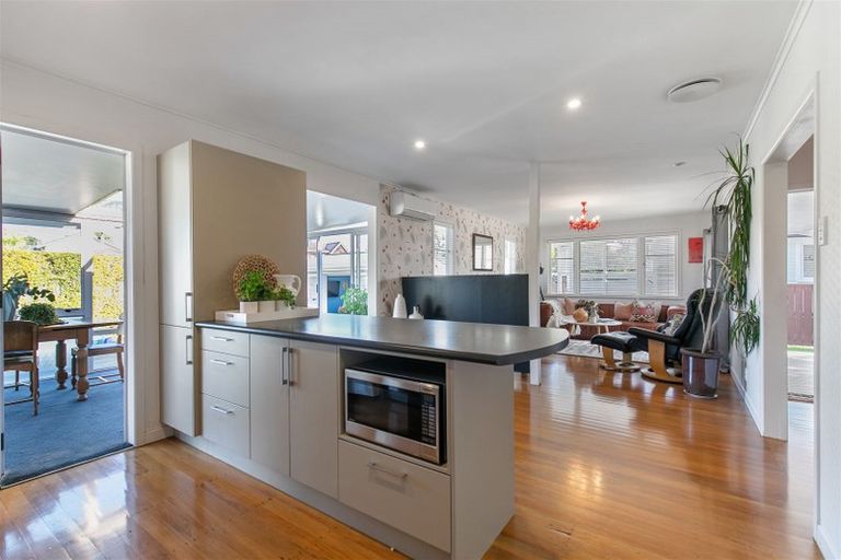 Photo of property in 43 Sylvia Road, Hillcrest, Auckland, 0627