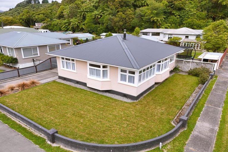 Photo of property in 72 Marlborough Street, Greymouth, 7805