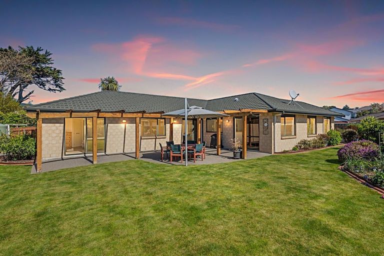 Photo of property in 27 Quadrant Heights, Paraparaumu, 5032