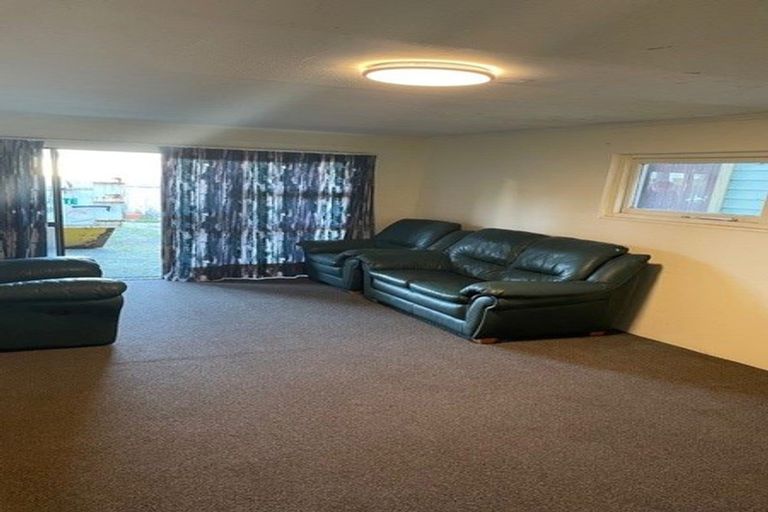 Photo of property in 39 Cotswold Crescent, Newlands, Wellington, 6037