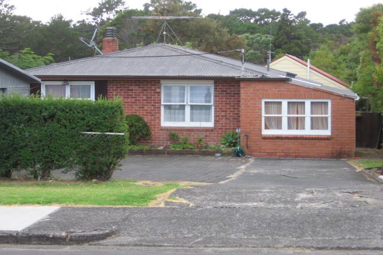 Photo of property in 4 Harrybrook Road, Green Bay, Auckland, 0604