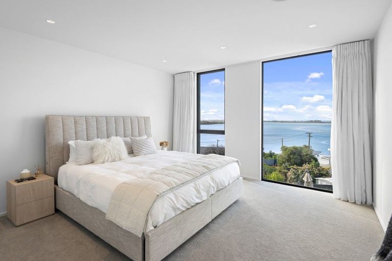 Photo of property in 32 Mount Pleasant Road, Mount Pleasant, Christchurch, 8081