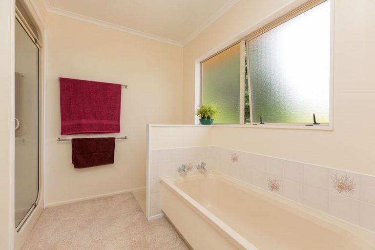 Photo of property in 12 Sequoia Grove, Merrilands, New Plymouth, 4312