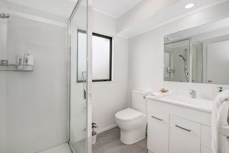 Photo of property in 2/9 Mossop Rise, Glenfield, Auckland, 0629