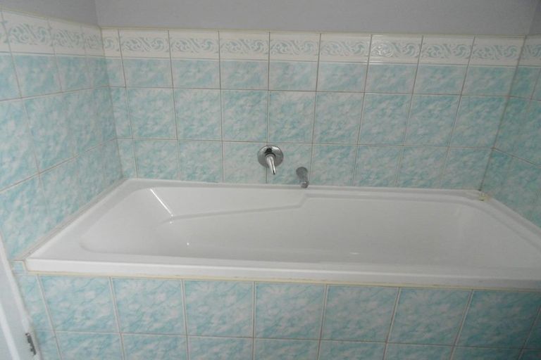 Photo of property in 72 Glenveagh Park Drive, Weymouth, Auckland, 2103