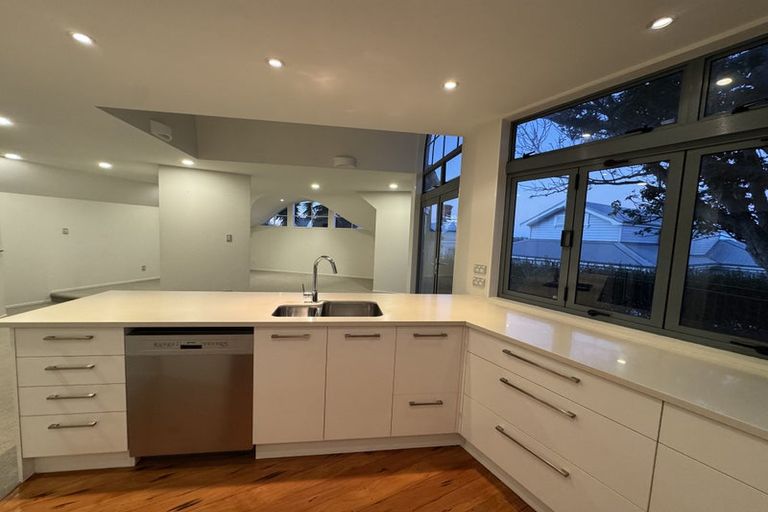 Photo of property in 1/5 Princes Street, Northcote Point, Auckland, 0627