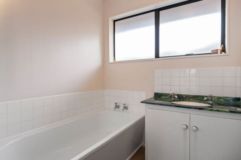 Photo of property in 22 Broadfell Avenue, Avonhead, Christchurch, 8042