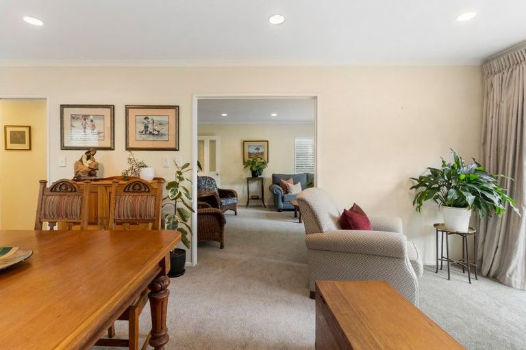 Photo of property in 2/52 Uxbridge Road, Mellons Bay, Auckland, 2014