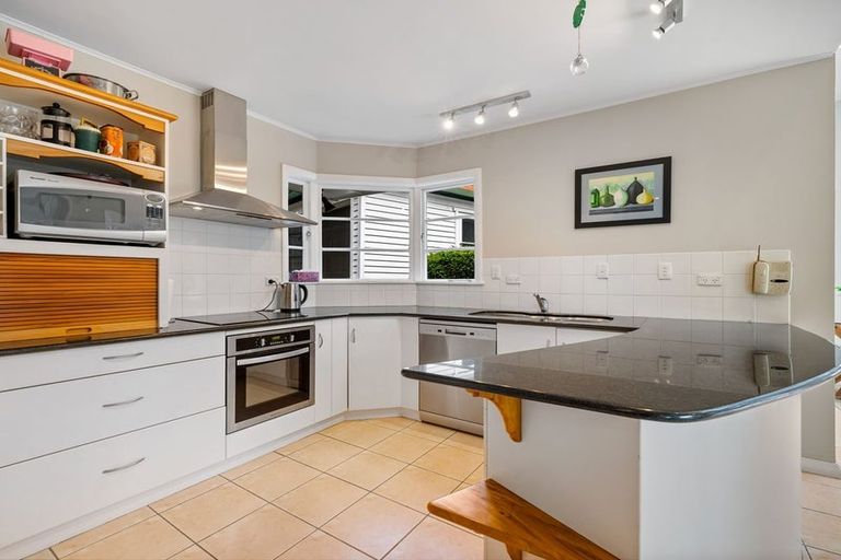 Photo of property in 42 Rangiwai Road, Titirangi, Auckland, 0604