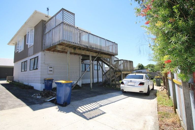 Photo of property in 20a Roberts Road, Te Atatu South, Auckland, 0610