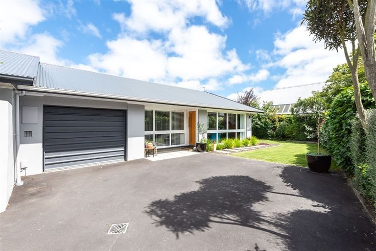 Photo of property in 2/10 Ladbrokes Place, Fendalton, Christchurch, 8052