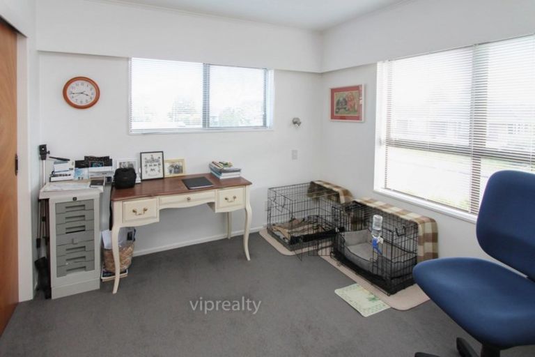 Photo of property in 2 Leo Place, Kawaha Point, Rotorua, 3010