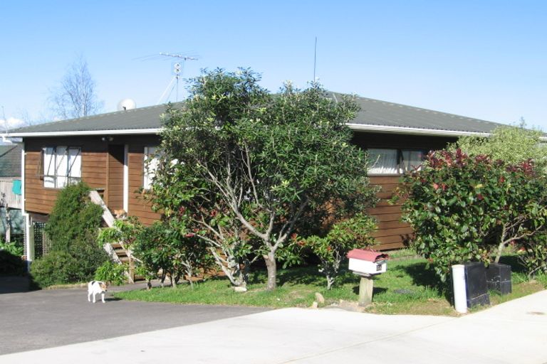 Photo of property in 2/10 Windsor Place, Windsor Park, Auckland, 0630