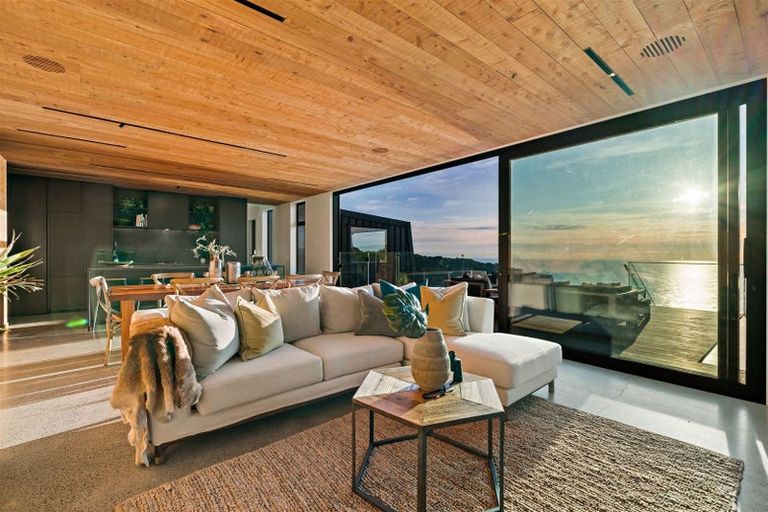 Photo of property in 81 Piha Road, Piha, New Lynn, 0772