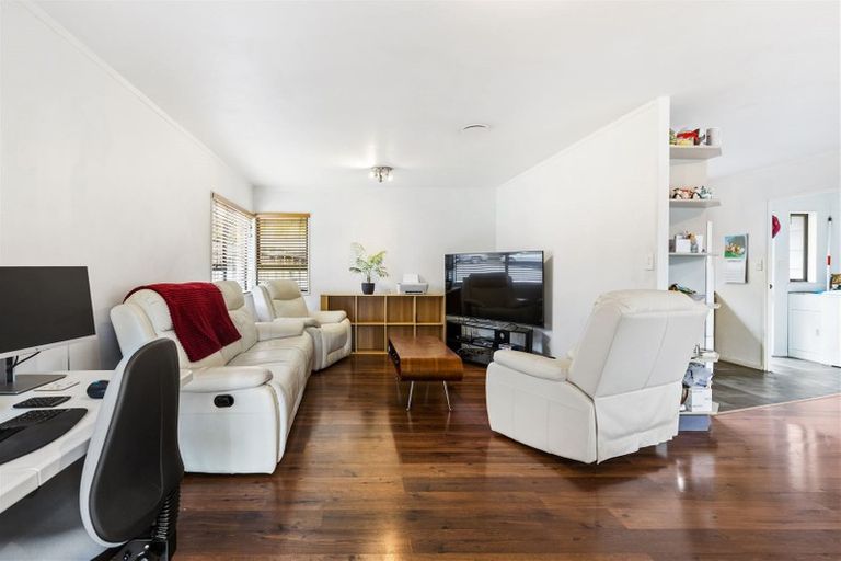 Photo of property in 16 Thistledew Place, Bayview, Auckland, 0629