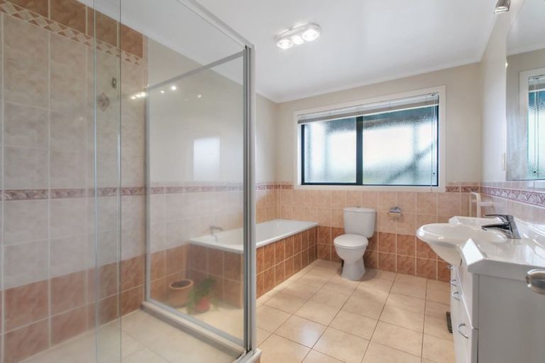 Photo of property in 10 Thomas Hamer Place, Greenhithe, Auckland, 0632