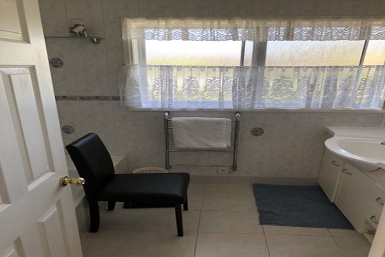 Photo of property in 10 Quibray Place, Botany Downs, Auckland, 2010