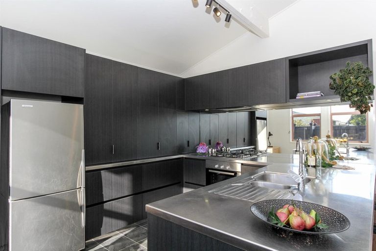 Photo of property in 22 Nevada Drive, Merrilands, New Plymouth, 4312