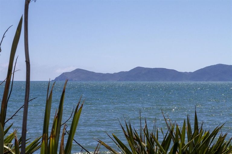 Photo of property in 2/33 Beach Road, Paekakariki, 5034