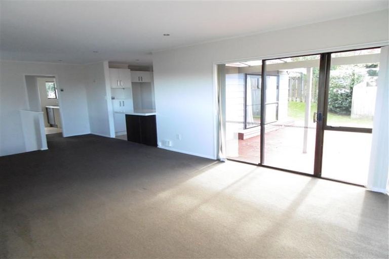 Photo of property in 1/31 Tetrarch Place, Totara Vale, Auckland, 0629