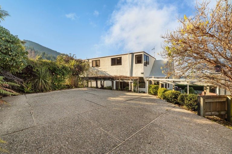 Photo of property in 110b Wynyard Crescent, Fernhill, Queenstown, 9300