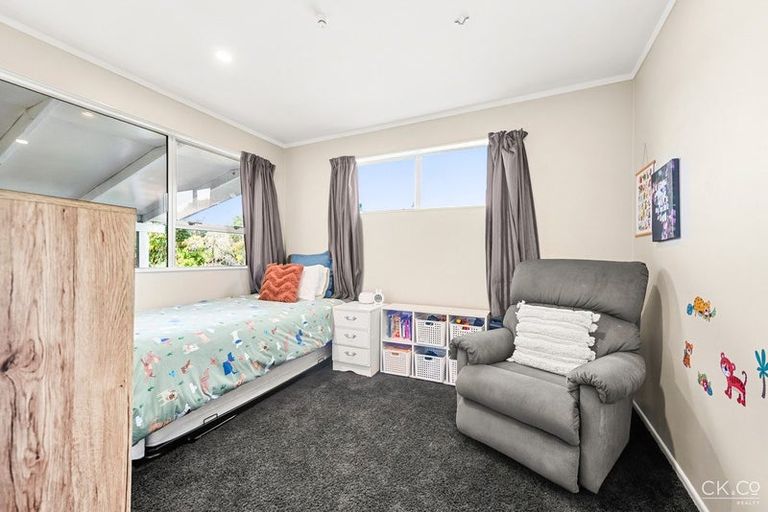 Photo of property in 28 Omaha Grove, Totara Park, Upper Hutt, 5018