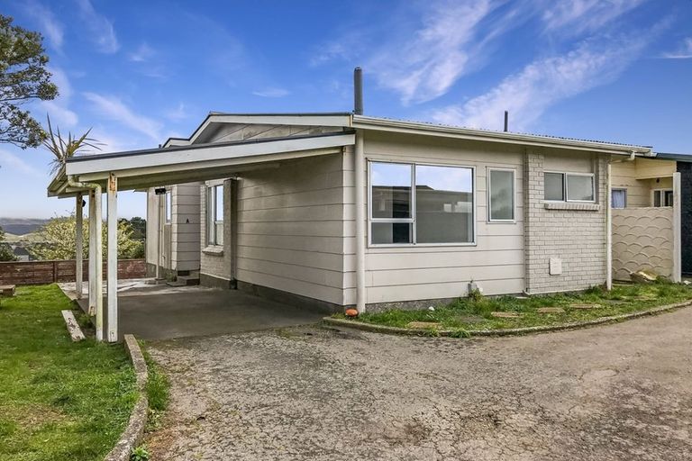 Photo of property in 15a Bayswater Place, Newlands, Wellington, 6037