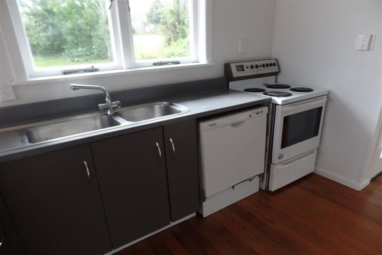 Photo of property in 16 Trojan Crescent, New Lynn, Auckland, 0600