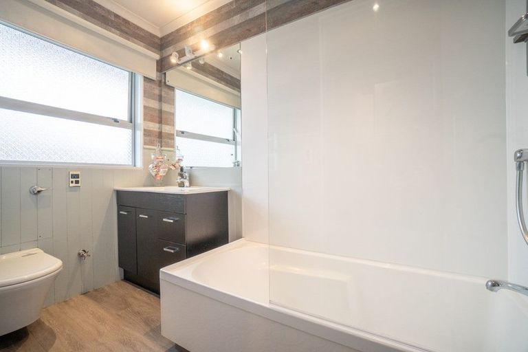 Photo of property in 42 Suzanne Grove, Kelvin Grove, Palmerston North, 4414