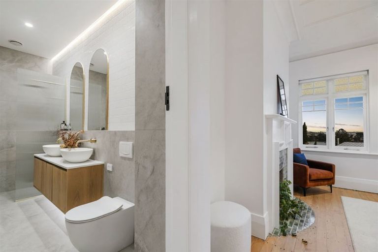 Photo of property in 16 Hinemoa Terrace, Birkenhead, Auckland, 0626