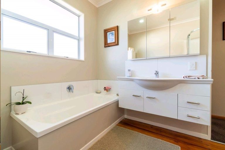 Photo of property in 6 Hinau Street, Tawa, Wellington, 5028