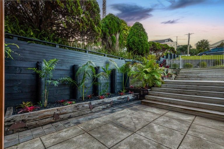 Photo of property in 35 Masterton Road, Rothesay Bay, Auckland, 0630