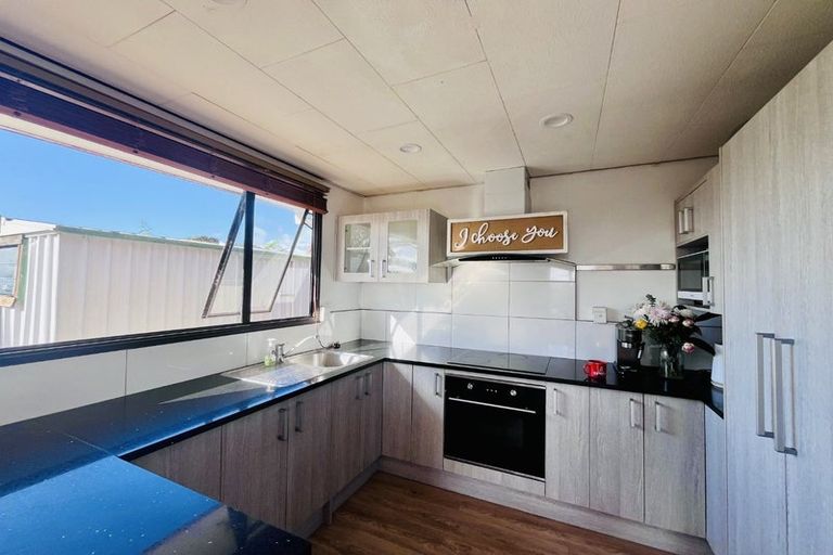 Photo of property in 5 Kopara Place, Clendon Park, Auckland, 2103