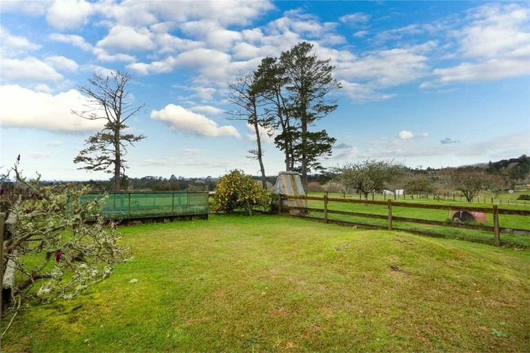 Photo of property in 141 Tawa Road, Kumeu, 0891