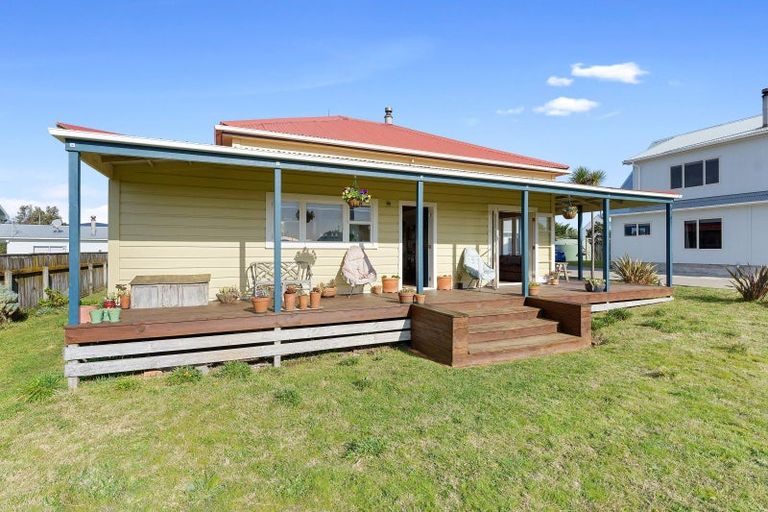 Photo of property in 34 Manga-pirau Street, Waikawa Beach, Manakau, 5573