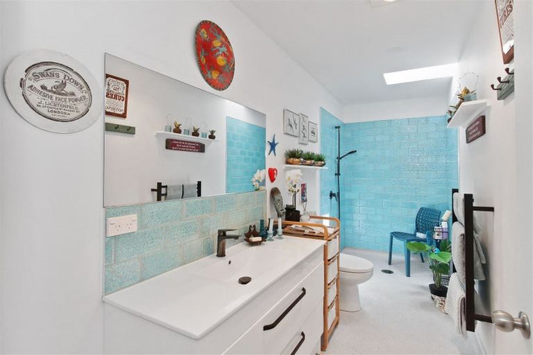 Photo of property in 28 Crispe Road, Clarks Beach, 2122