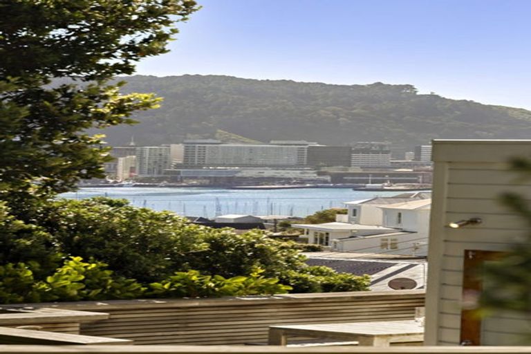 Photo of property in 10 Earls Terrace, Mount Victoria, Wellington, 6011