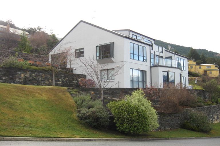 Photo of property in 107 Wynyard Crescent, Fernhill, Queenstown, 9300