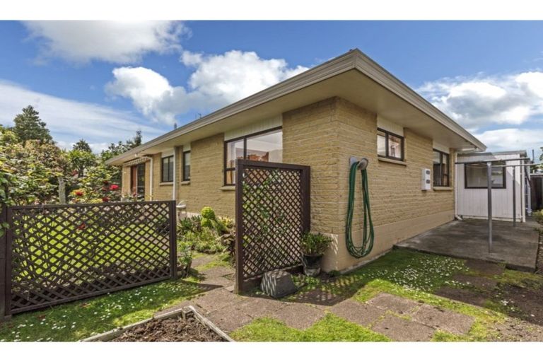 Photo of property in 2/208 Centreway Road, Orewa, 0931