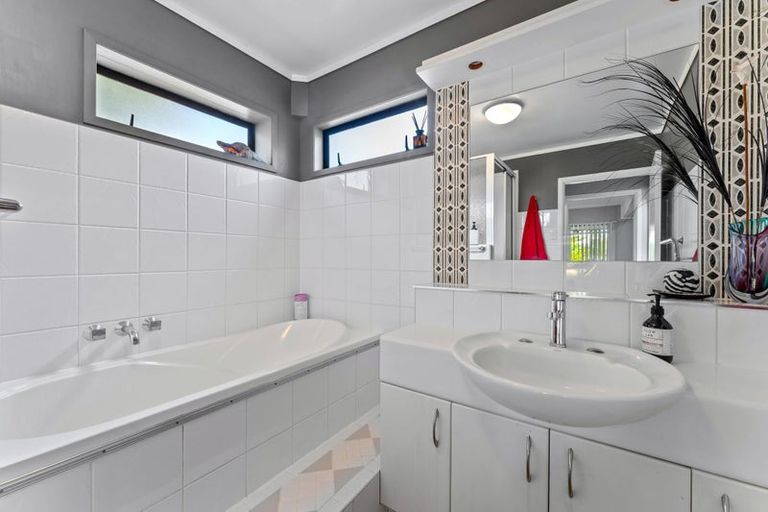 Photo of property in 34 Spinnaker Drive, Te Atatu Peninsula, Auckland, 0610