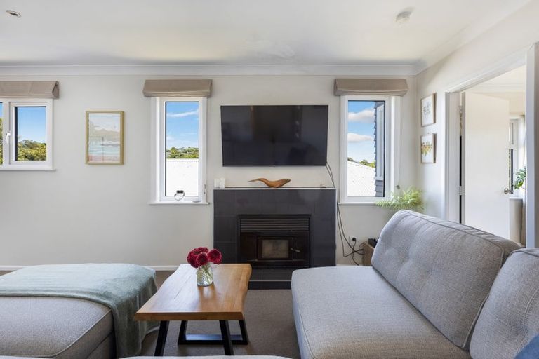 Photo of property in 8 Lyndfield Lane, Newlands, Wellington, 6037