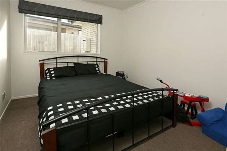 Photo of property in 106 Lake Panorama Drive, Henderson Valley, Auckland, 0612