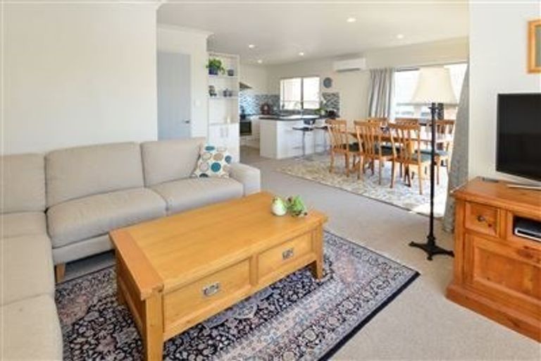 Photo of property in 31 Chesterfield Way, Orewa, 0931